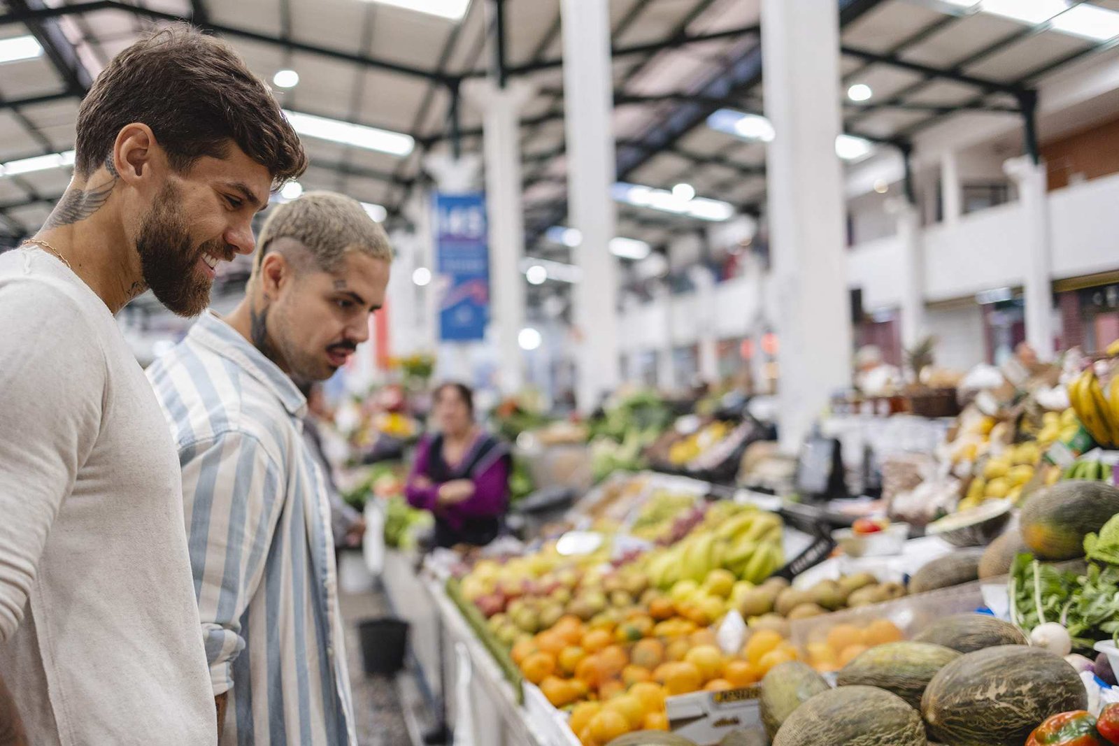 Casal comprando alimentos